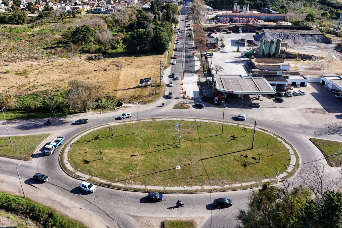 Axel Kicillof (@kicillofok) on Twitter photo #LaPlata se sigue transformando con dos obras viales muy importantes que inauguramos junto a @julio_alak y <a href="/gkatopodis/">Gabriel Katopodis</a>.
El primer tramo renovado de la avenida 60 en Los Hornos y la pavimentación y ensanche de la 131 en José Hernández, una de las mil obras que frenó Milei en la #LaPlata se sigue transformando con dos obras viales muy importantes que inauguramos junto a @julio_alak y <a href="/gkatopodis/">Gabriel Katopodis</a>.
El primer tramo renovado de la avenida 60 en Los Hornos y la pavimentación y ensanche de la 131 en José Hernández, una de las mil obras que frenó Milei en la