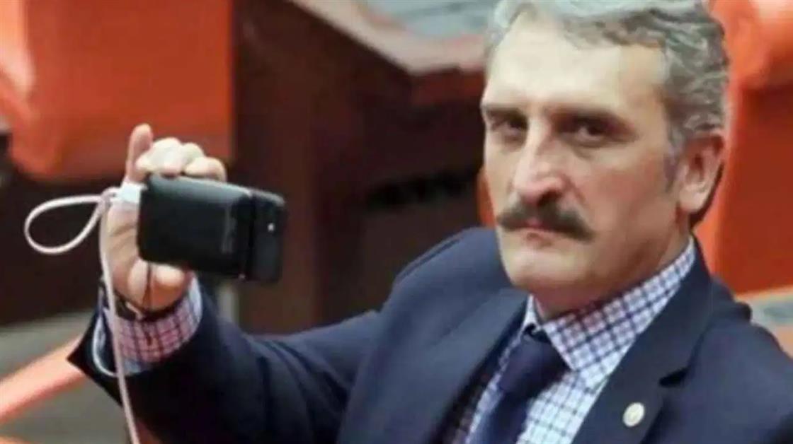 Yeliz Hamdiye Çamlı 

Diplomayı boşver adamın okuduğunu iddia ettiği Üniversite gerçekte yokmuş aq 😀