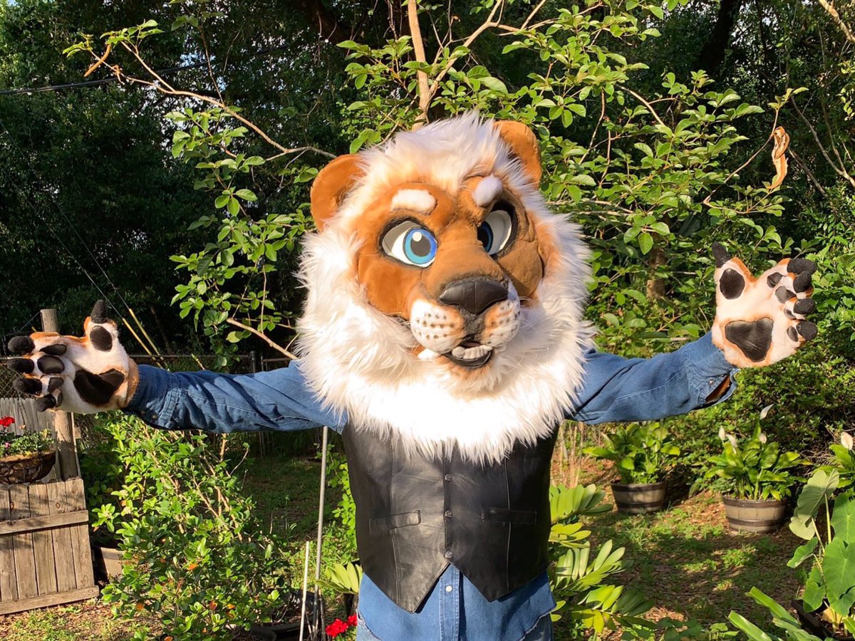 Good afternoon all my furry family and friends. I hope everyone has made it through the hardest day of the week and still has a smile on their faces. Now it’s time to sit back and just chill for a while. Make sure and spread some love with those around you. Big hugs and much love