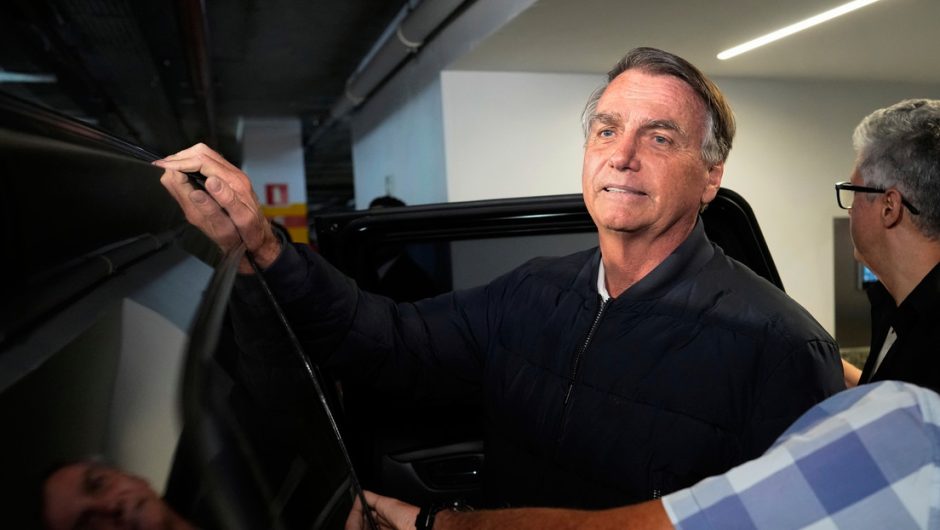 🇧🇷 Condenan al expresidente brasileño Jair Bolsonaro a arresto domiciliario

Alexandre de Moraes, justificó la decisión afirmando que no respetó las medidas cautelares que le impuso, al haber publicado contenido en las redes sociales de sus hijos, quienes también son políticos.