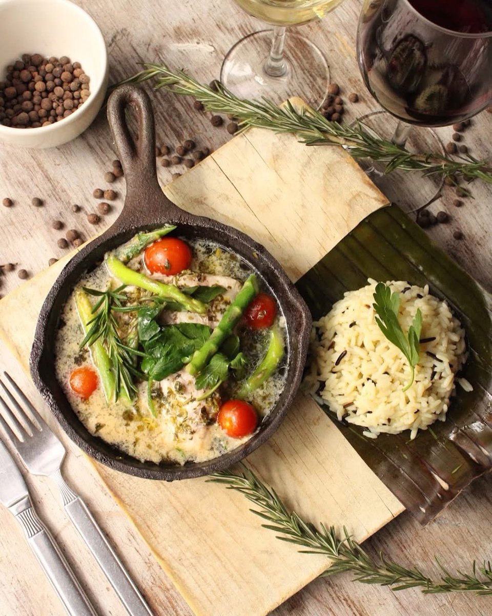 Pescado Ramón 
Con espárragos, jitomate cherry y arroz al lado.