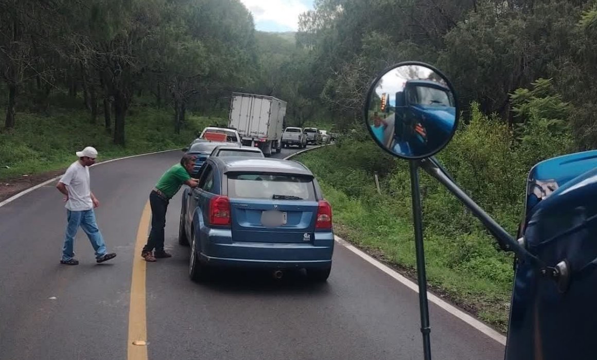 🆘 Transportistas bloquean la tarde de este lunes la carretera México-Laredo a la altura de Agua Fría Grande, en Jacala. Los manifestantes acusan a la empresa Edemtec, que realiza un proyecto con CFE, de incumplir con la contratación del gremio local, así como falta de acuerdos.