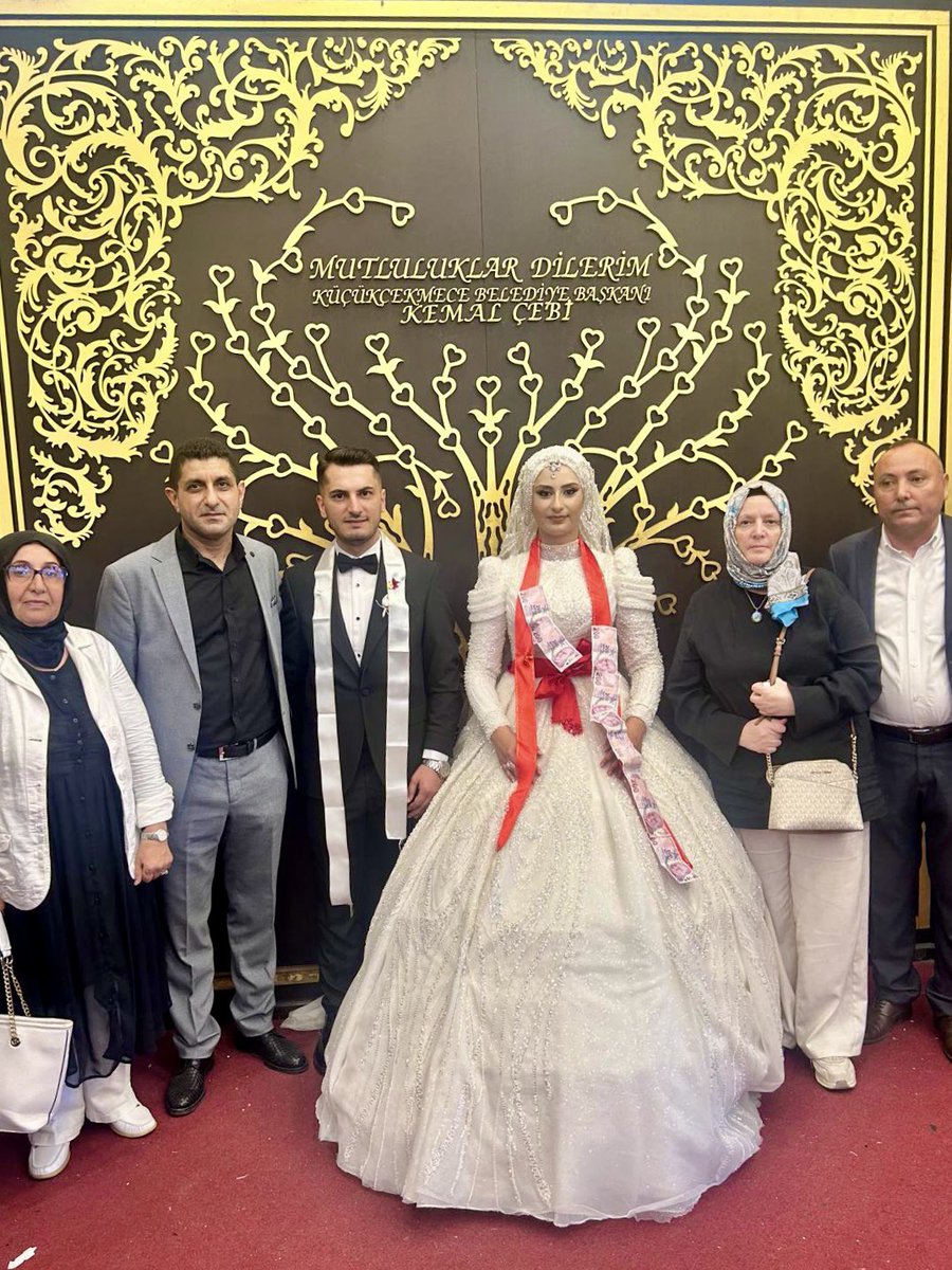 İlçe Başkan Yardımcılarımız ve İlçe Yöneticilerimiz, İlçe Yönetim Kurulu Üyemiz Sait Kandemir’in kızının nikahında bulunarak ailelerin ve sevdiklerinin heyecanını paylaştılar.
Genç çiftimize iki cihanda saadet diliyor, kıymetli ailelerini de tebrik ediyoruz. 💐