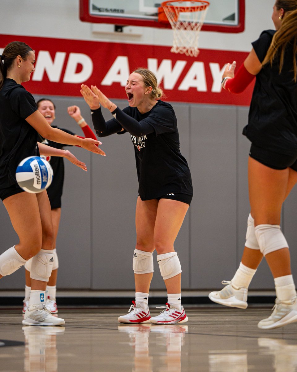 South Dakota Volleyball tweet media
