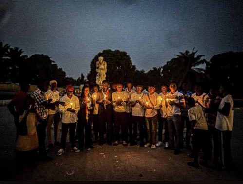 🕯️ GENO-COST 2025 – Mbujimayi

Le 2 août à Bonzola, la jeunesse du Kasaï Oriental s’est levée pour dire : plus jamais ça.
Prières, slams, témoignages et recueillement ont honoré la mémoire des victimes oubliées du génocide congolais.

Un moment de mémoire et de résistance.