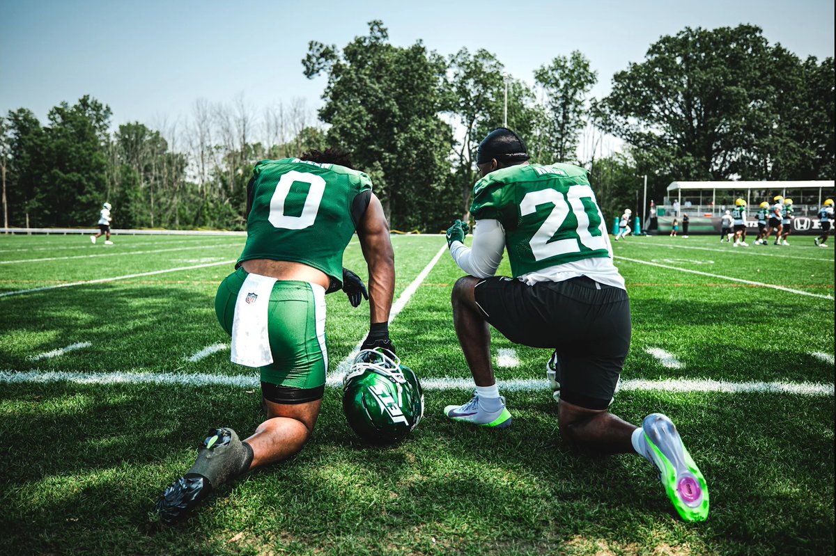 Great photo of Breece &amp; Braelon

#Jets | 📸 <a href="/nyjets/">New York Jets</a>