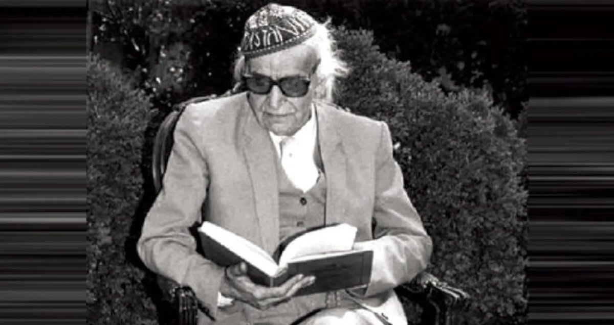 (مع ديوان العرب)

مِن موطن الثلج زَحّافًا إلى عدَنِ
تسري بيَ الريح في مُهرٍ بلا رسنِ

كأسي على صهوة منه يصفّقها
ما قَيَّض اللهُ لي من خلقه الحَسَنِ

من موطن الثلج من خُضر العيون بهِ
لموطن السحر  من سمراء ذي يزنِ

يا للتصابي أما ينفكّ يجذبني
على الثمانين جذب النُّوق بالعَطَنِ