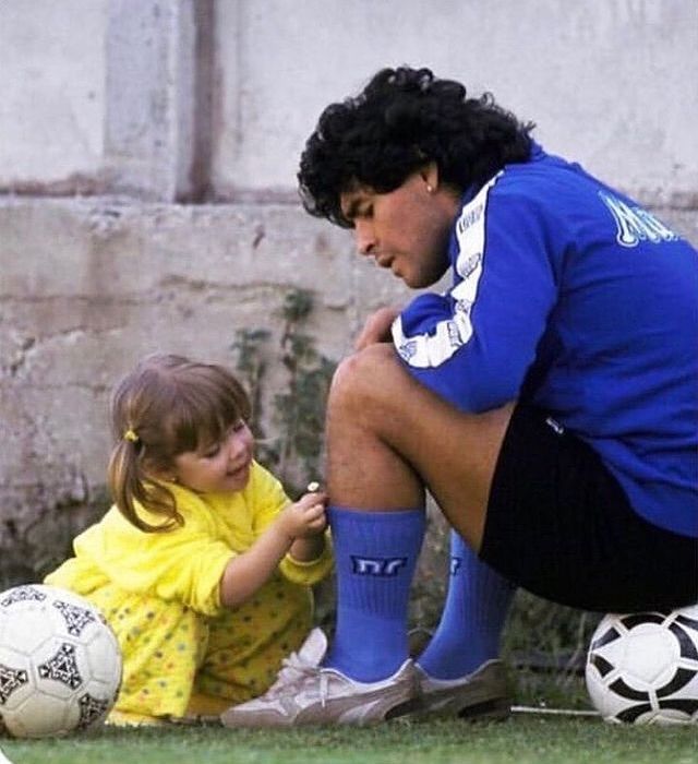 pedestrian's tweet photo. Diego Maradona’s daughter picks flowers for her father which he proudly wears during training (1989) https://t.co/JJqksOu6G3