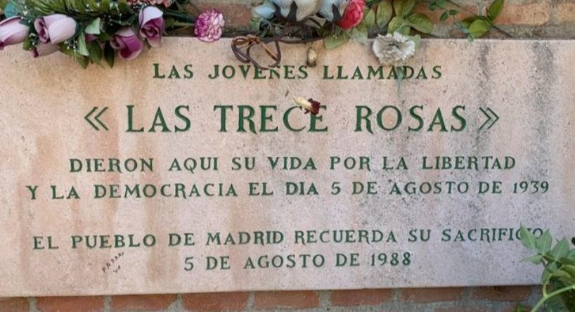 "Ya no se puede su aroma cortar... porque los pétalos besaron el viento 
Ya no se puede su lucha olvidar... porque sus nombres recorren el tiempo"
Honor y Gloria para Las 13 Rosas