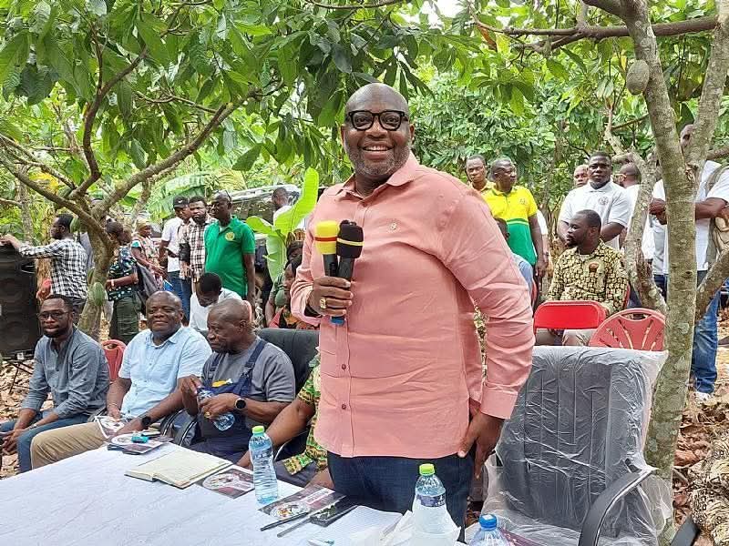 Kwadwo Daakyehene KD. (@kojodaakyehene) on Twitter photo The MD for cocoa board Randy Abbey sent a new chair to the farm to have meeting with the farmers. No wonder he doesn't respect the farmers . So shameful
<a href="/DennisMiracles/">Dennis Edward Aboagye</a> <a href="/FAnnohDompreh/">Hon. Frank Annoh-Dompreh</a> @Gen_Buhari The MD for cocoa board Randy Abbey sent a new chair to the farm to have meeting with the farmers. No wonder he doesn't respect the farmers . So shameful
<a href="/DennisMiracles/">Dennis Edward Aboagye</a> <a href="/FAnnohDompreh/">Hon. Frank Annoh-Dompreh</a> @Gen_Buhari