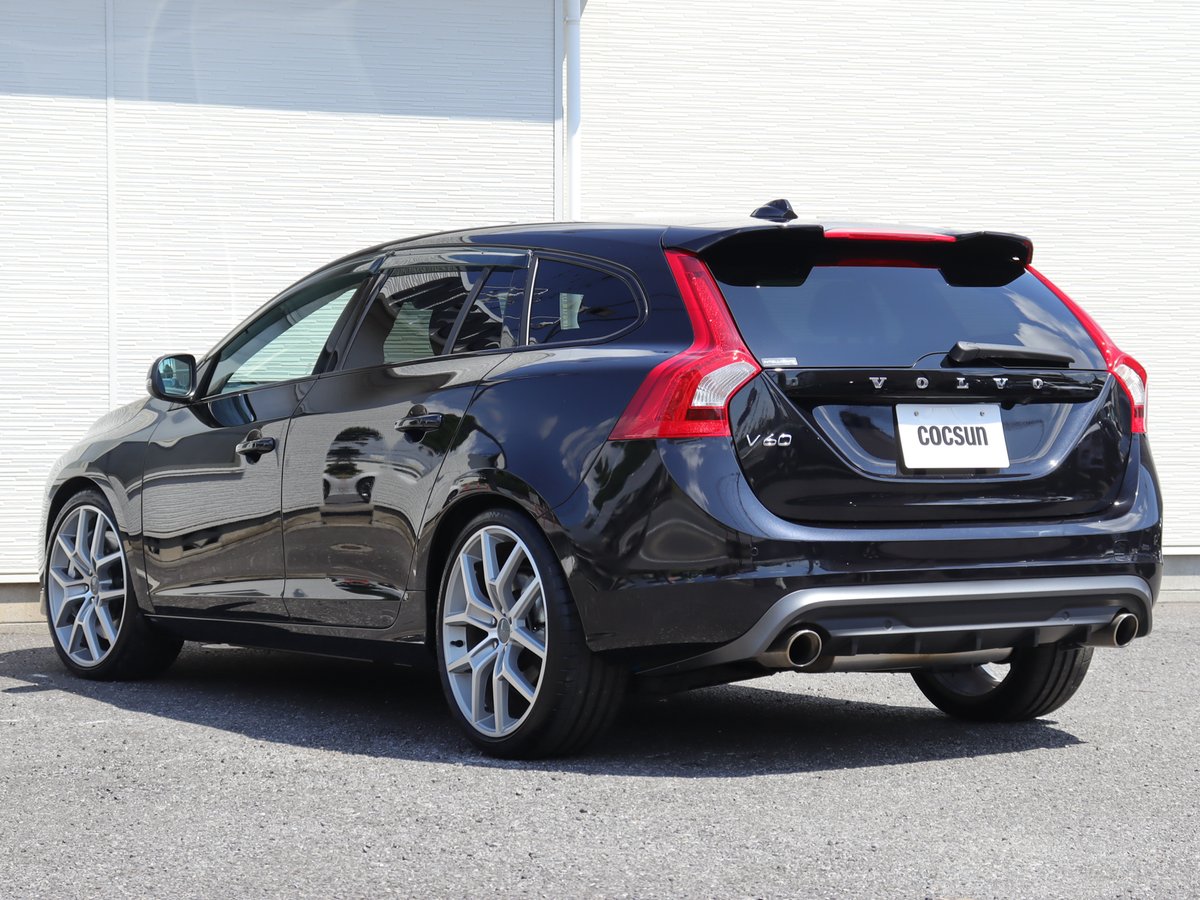 大変希少なボルボV60 ポールスターが入庫しました。

なんと、こちらのポールスターの走行距離は4,300km！
新車時からオーナー様が保管をされていた車両となっており、2015年の登録から殆ど走られていません。