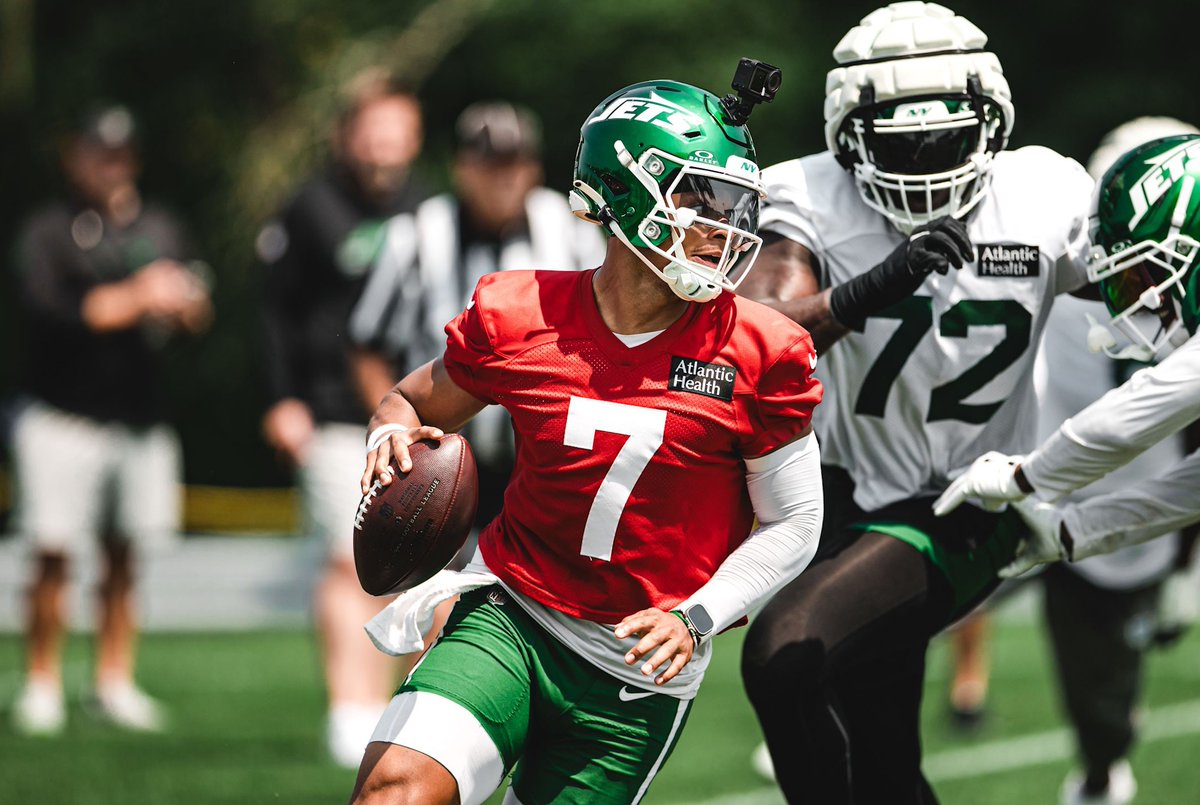 QB1 on the move 💨

#Jets | 📸 <a href="/nyjets/">New York Jets</a>