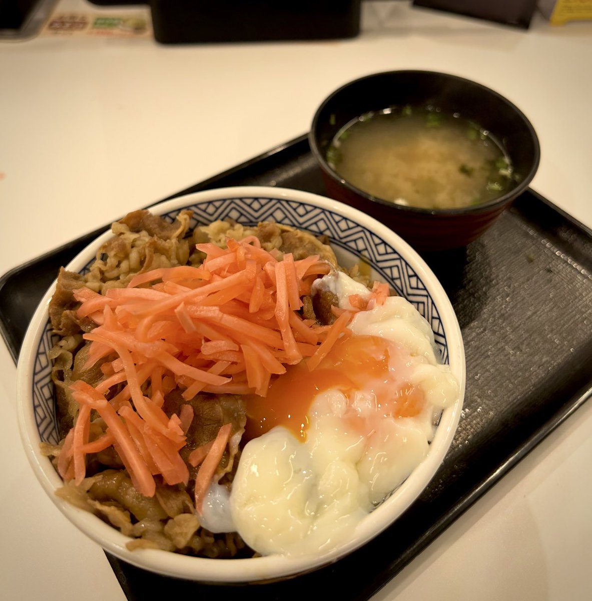 8月5日は「親子丼」の日🐣
なので本日の朝食☀️
『なか卯』看板【親子丼】卵フワフワの絶妙な食感で 税込450円は今のご時世とっても有難い価格と言えます♡
最近食べた“丼”
『富士そば』【カツ丼】
『てんや』【天丼】
『吉野家』【牛丼】
本日のお昼ご飯の参考までに 貼っときますね~🙌