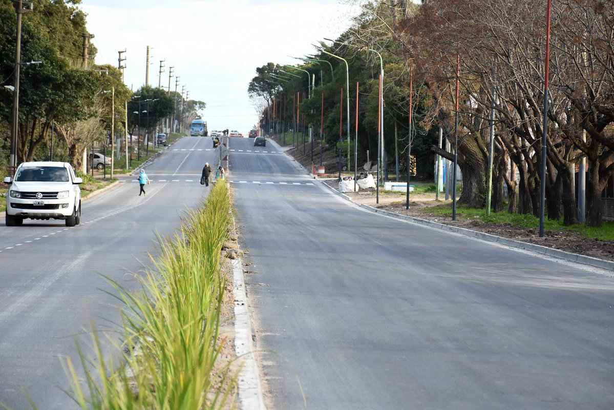 Gabriel Katopodis (@gkatopodis) on Twitter photo Terminamos el ensanche y la pavimentación de la Av. 131, entre 514 y 520. Una obra vial que Milei frenó y <a href="/Kicillofok/">Axel Kicillof</a> reactivó, acá en #LaPlata junto al municipio.
Lo barato sale caro, no es gratis tener frenada la obra pública de un país. En la Provincia tenemos la decisión de Terminamos el ensanche y la pavimentación de la Av. 131, entre 514 y 520. Una obra vial que Milei frenó y <a href="/Kicillofok/">Axel Kicillof</a> reactivó, acá en #LaPlata junto al municipio.
Lo barato sale caro, no es gratis tener frenada la obra pública de un país. En la Provincia tenemos la decisión de