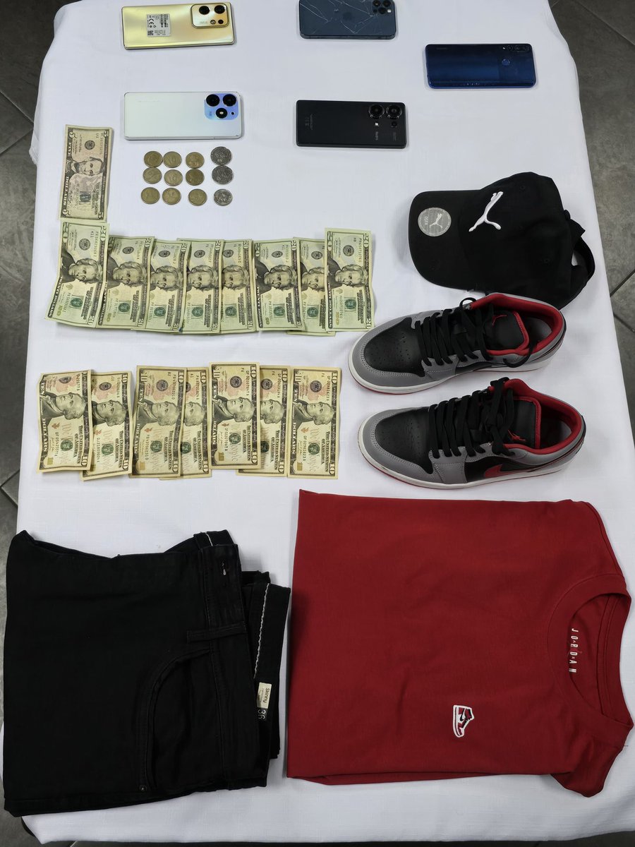 JohnReimberg's tweet photo. CAPTURADO ALIAS “HANSEL”, DE LA BANDA MAFIA 18, PRESUNTO ASESINO DE 2 PERSONAS EN UNA DISCOTECA AL NORTE GUAYAQUIL.

El 03 de agosto, la Policía Nacional capturó a dos sujetos, uno de ellos es Bayona John Jairo P., alias “Hansel” miembro de la banda Mafia 18; ambos presuntamente involucrados en el asesinato de dos personas en una discoteca al norte de la ciudad. Del ataque armado dos más resultaron heridos. 

Los victimarios fueron capturados gracias a las labores investigativas realizadas en flagrancia que les permitió ubicar a los delincuentes y ponerlos a órdenes de la justicia para el debido proceso. 

Seguimos trabajando. Nada ni nadie nos detiene.