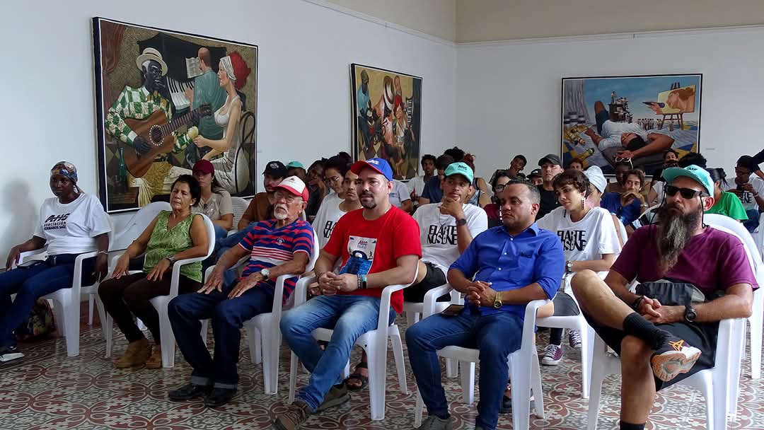 Un  intercambio entre creadores y el Maestro de Juventudes René Reyes Blázquez tuvo lugar este lunes en la galería Dos Columnas de #Bayamo, en el marco de las actividades por la Jornada 13 de agosto.

#AHSCuba
#ElArteNosUne
#ArtesEscénicasGranma

FOTOS | CMKX Radio Bayamo