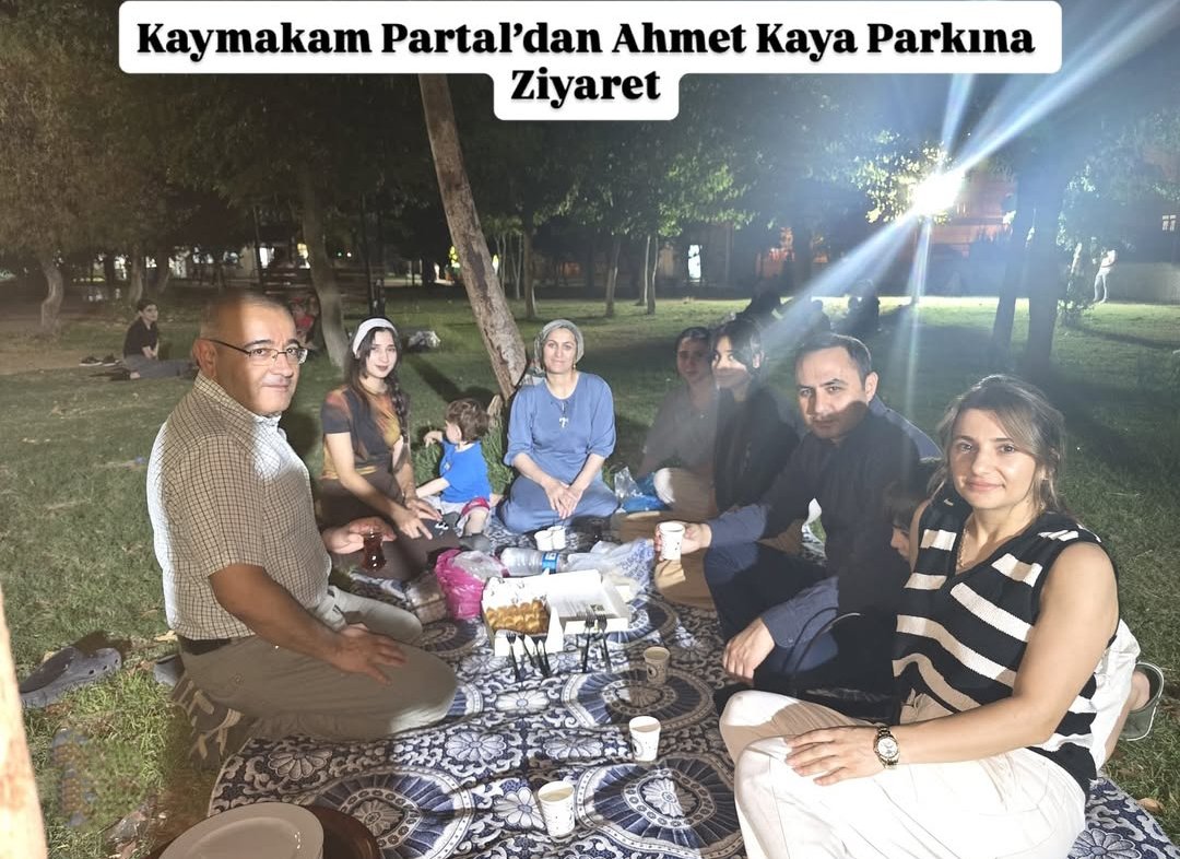 Mustafa Dundar🇹🇷 (@md062023) on Twitter photo Kaymakamımız Sn. <a href="/caglarpartall/">çağlarpartal</a> ve Emniyet Müdürümüz Sn Kamil Aydın’ın Halkla sahada birebir iletişim kurarak talep ve önerilerini dinlemesi, halkla iç içe bir yönetim anlayışının en güzel örneğidir. Bu samimi ve çözüm odaklı yaklaşımlarından dolayı kendilerine teşekkür ediyorum Kaymakamımız Sn. <a href="/caglarpartall/">çağlarpartal</a> ve Emniyet Müdürümüz Sn Kamil Aydın’ın Halkla sahada birebir iletişim kurarak talep ve önerilerini dinlemesi, halkla iç içe bir yönetim anlayışının en güzel örneğidir. Bu samimi ve çözüm odaklı yaklaşımlarından dolayı kendilerine teşekkür ediyorum
