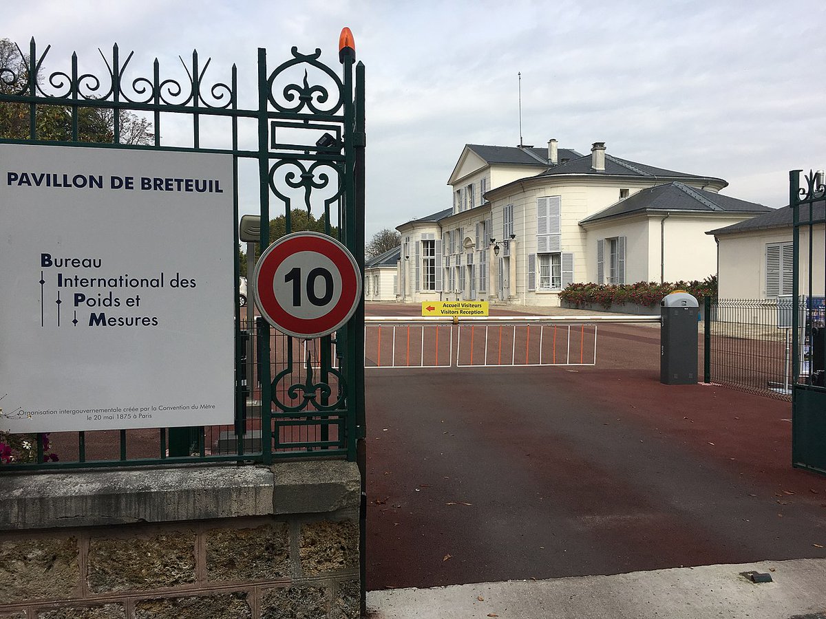 ⌛  PRZYPOMINAMY CIEKAWE WPISY  ⌛
Lucas Bergowsky o "wzorcach z Sèvres". Czy wiecie, że jednostki układu SI zostały zdefiniowane na nowo i nie są już związane z wzorcami przechowywanymi w Międzynarodowym Biurze Miar i Wag?
eksperymentmyslowy.pl/2023/05/30/o-t…