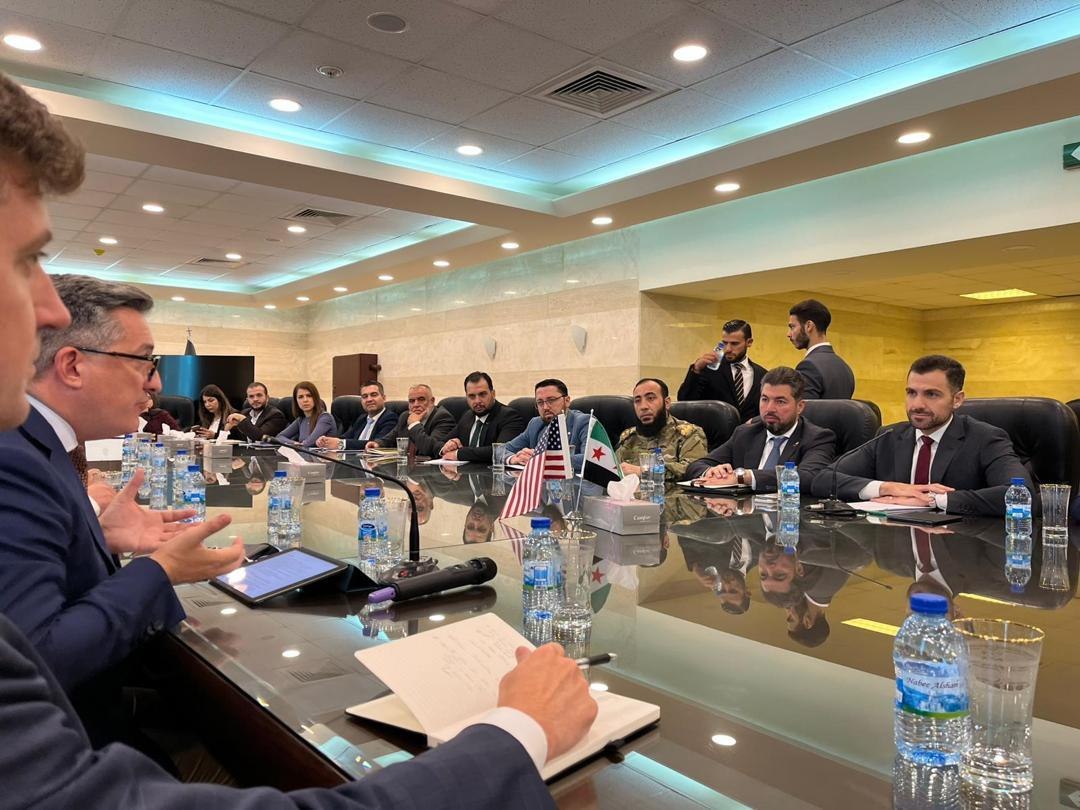 وزارة الخارجية والمغتربين تترأس سلسلة مناقشات مع وفد الموظفين الأمريكيين برئاسة مدير برنامج المنصة الإقليمية السورية (SRP) نيكولاس جرينجر

📌 وزارة الخارجية والمغتربين: المناقشات جرت بمشاركة وزارات الداخلية والمالية والاتصالات والبنك المركزي السوري إلى جانب عدد من الجهات المعنية