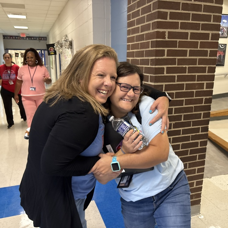 SpartanburgD5's tweet image. Smiling faces 😀 + tons of excitement 🎉 = a great 1st day for teachers &amp;amp; staff! ❤️ #WeAreD5 #D5Family