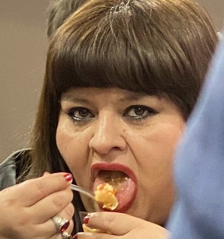 😍

Ojo que harían linda pareja, eh...

Imaginate llegar el viernes cansado del trabajo, abris la puerta y ahí está Aurelia, en lencería sexy, mirándote así como leona y comiendo el postrecito con esa lengua juguetona...

Un fuego.
Pensalo, Gus.