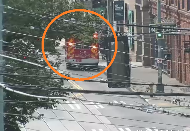 Xe khẩn cấp trên S Jackson St West of 2nd Ave S