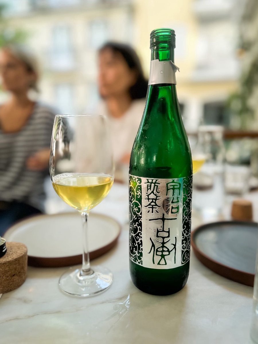 ujien_official's tweet photo. A Japanese Evening at Calma
Sake & Tea Pairing Dinner

先日、日本の伝統と職人技を祝うイベントに参加し、宇治園のボトリングティー「ゴッタス」をポルトガルの方々に振る舞わせていただきました。

「ワインかと思ったら、まさかの100％お茶で驚いた！」
 「こんなに美味しいお茶は初めて！」
 「ボトルデザインがクールだね！」
とたくさんの嬉しい反応をいただきました！

特に、故・綿貫宏介氏によるデザインは、ヨーロッパでも大好評！

日本の文化を海を越えてお届けできたこと、本当に嬉しく思います。

@calma_lisboa @magnolia_lisboa @yvescallewaert 

https://t.co/LJB1zOVbcB

We recently had the pleasure of participating in an event celebrating Japanese tradition and craftsmanship, where we had the opportunity to serve Ujien's Gotas bottling tea to guests from Portugal.

The response was fantastic! We received many wonderful comments, such as:

"I thought it was wine, but it turned out to be 100% tea! What a surprise!"

"This is the most delicious tea I've ever had!"

"The bottle design is so cool!"

The bottle design by the late Kousuke Watanuki was especially popular in Europe.

We are truly delighted to have shared a piece of Japanese culture across the sea.

#宇治園 #ujien #ボトリングティー #ゴッタス #玉露 #煎茶 #ワイングラスで飲むお茶 #gotas #bottledtea #bottlingtea #japanesetea #greentea #luxurytea #japaneseculture #teapairing #wineglass