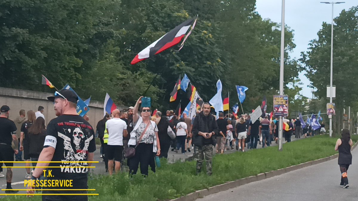 Gestern war in Gera die reichsbürger aluhut träger / Querlenker 
    /Nazis Gassi die Runde jeden Montag die sogenannte Montag Demonstration 
#g0408 #b0408