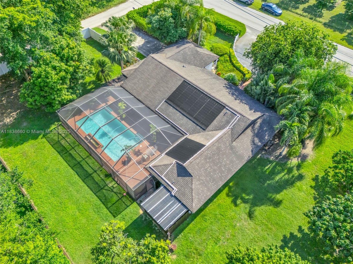 EdgarArmstrong's tweet image. Welcome to your private Redlands retreat on a builder’s acre with no HOA. This 4-bed, 2-bath home (one room used as a large walk-in closet, easily restorable) sits on a corner lot with a screened solar heated pool. #NoHOA
edgararmstrong.com/listing/FL/Hom…