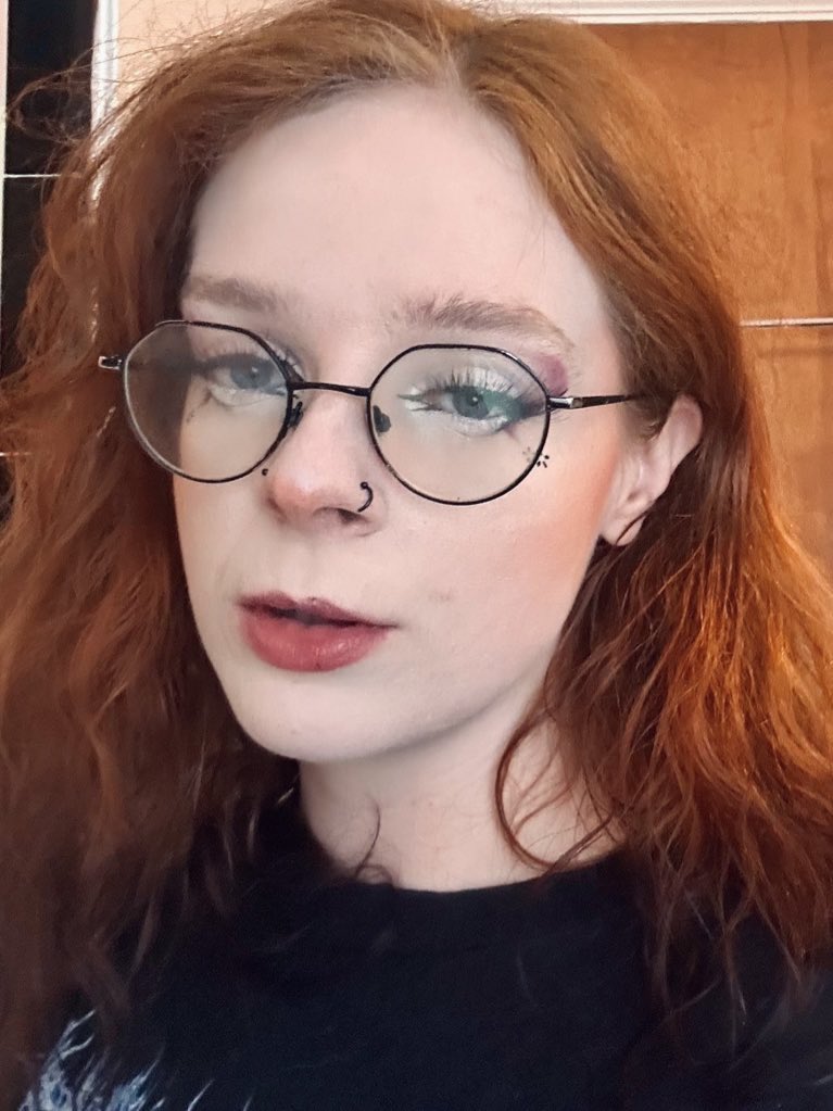 did my makeup and went to the gig with my boot &lt;3