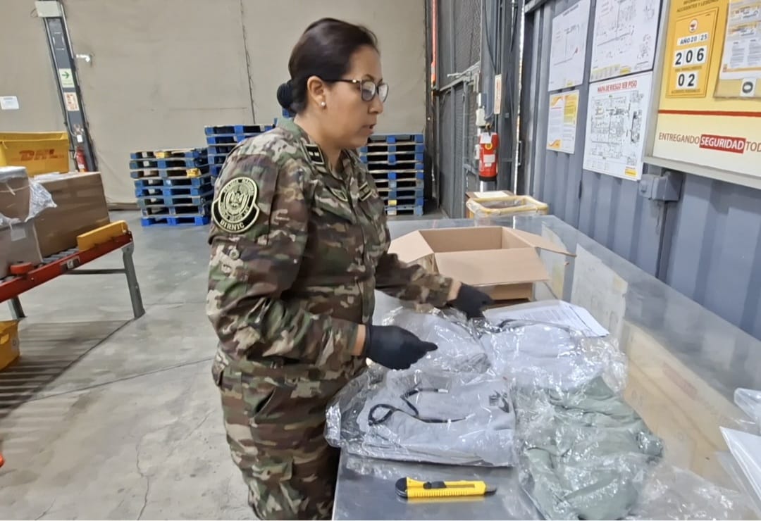 Policía Nacional del Perú (@policiaperu) on Twitter photo 📸 | En el almacén de una empresa courier del Callao, efectivos de la <a href="/PoliciaPeru/">Policía Nacional del Perú</a> hallaron dos kilogramos de ketamina impregnada en prendas de vestir. La droga tenía como destino la Ciudad de México. El caso quedó a cargo de la Dirección Antidrogas. #PolicíasEnAcción 📸 | En el almacén de una empresa courier del Callao, efectivos de la <a href="/PoliciaPeru/">Policía Nacional del Perú</a> hallaron dos kilogramos de ketamina impregnada en prendas de vestir. La droga tenía como destino la Ciudad de México. El caso quedó a cargo de la Dirección Antidrogas. #PolicíasEnAcción