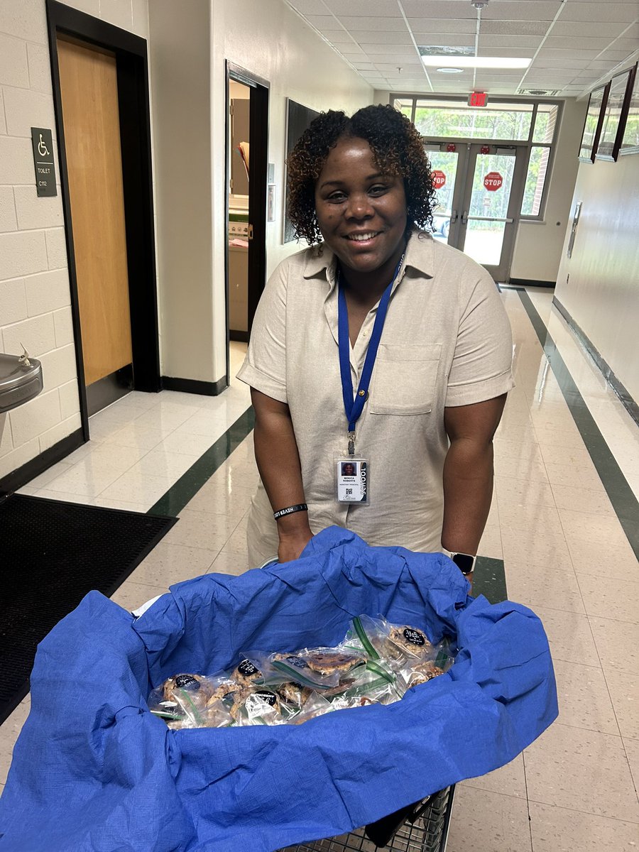 Principal Roberts is all smiles on DAY ONE! Our faculty &amp; staff received a sweet treat as a way to say thanks for an amazing first day of school!

#JaguarExcellence
#TheSandtownStandard
#FirstDayFulton