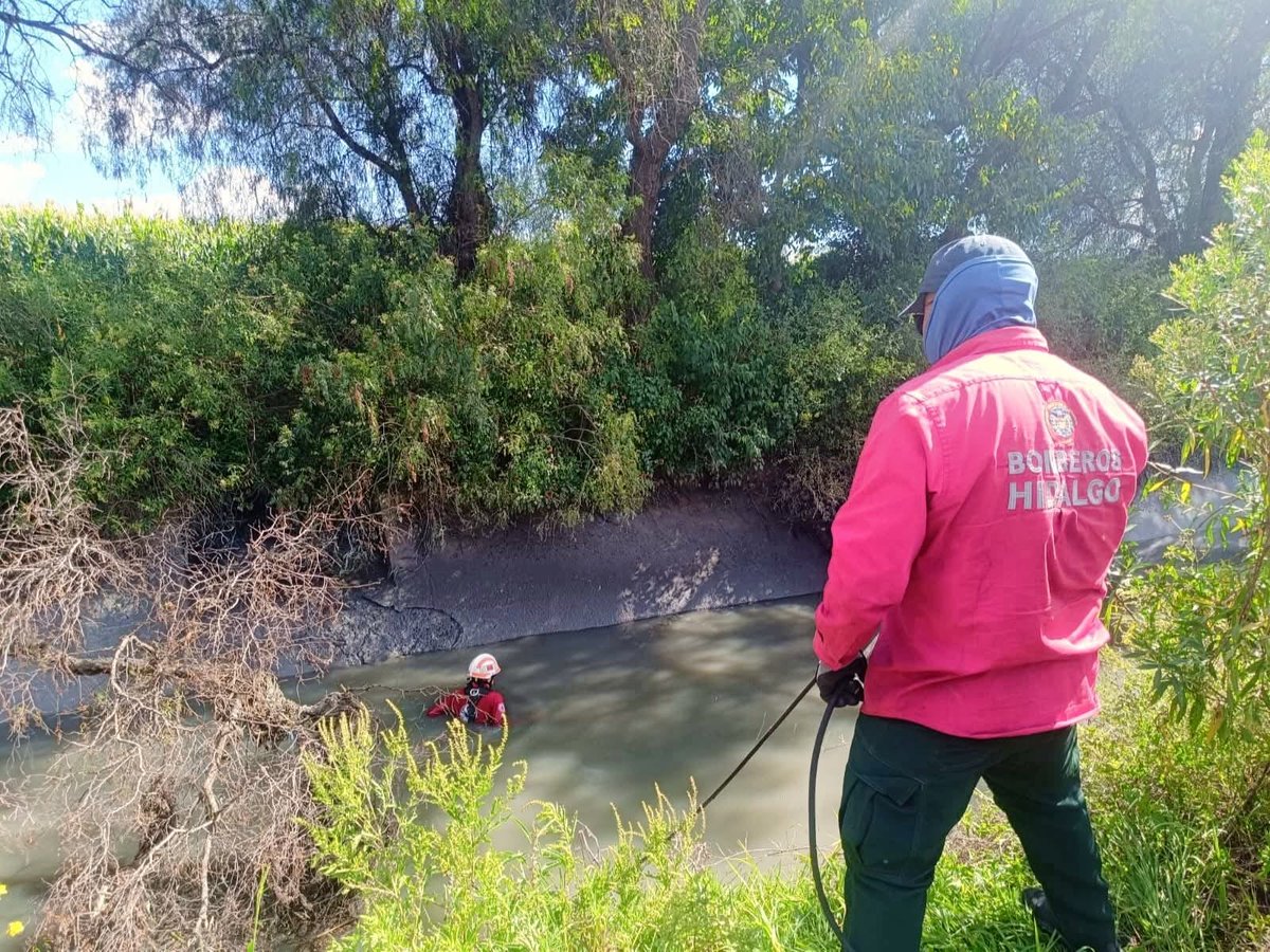 🚨🚨 Encuentran sin vida a menor desaparecido tras caer junto con su familia a bordo de un automóvil al canal de aguas negras Endho, en el municipio de Tezontepec de Aldama, tras sufrir un accidente. 
(1/2)