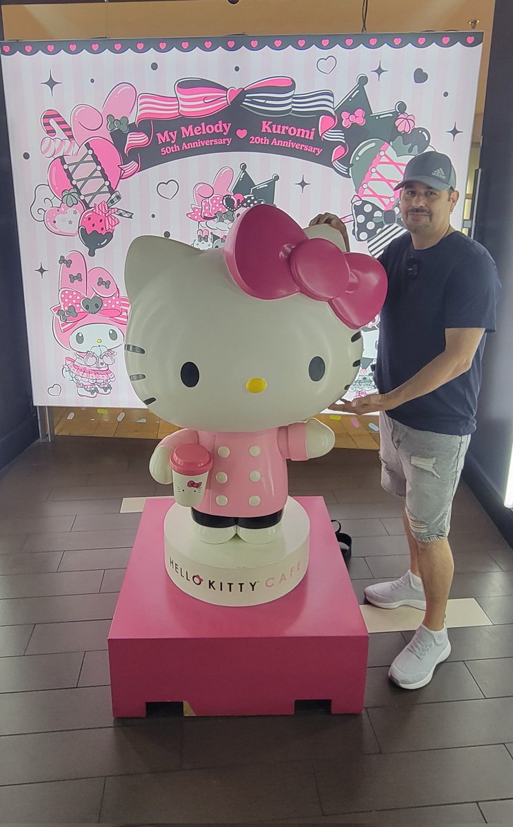 DADDIO_69's tweet image. Saw this furry friend, so I had to say "Hello Kitty"! 😁...🤣
#lasvegas #HelloKitty #hellokittycafe
