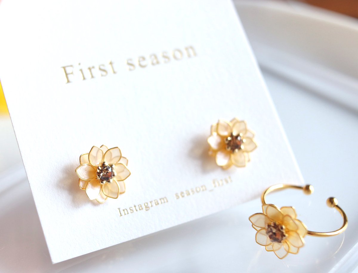 おはようございます。

ー新作　
パールイエロー　ひまわりピアス・イヤリング
本日20:00〜 MとSサイズ販売です。

さりげなく向日葵をつけたい方へ.・○
小ぶりなSサイズのひまわりおすすめです♪

リングとのセットは販売中.・.