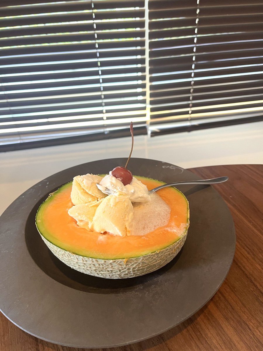 lovesophy3984's tweet photo. 夏と言えば、メロンクリームソーダ。 https://t.co/Y9D9SmdKRU