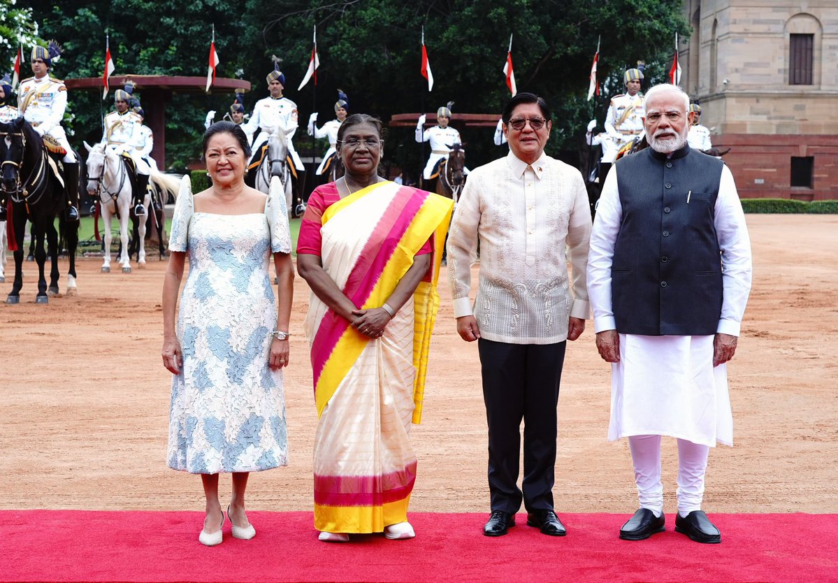 Randhir Jaiswal (@meaindia) on Twitter photo 🇮🇳-🇵🇭| A special welcome for a special partner!
President <a href="/bongbongmarcos/">Bongbong Marcos</a> of the Philippines on his maiden State Visit to India was welcomed by Guard of Honour & ceremonial welcome.
Warmly greeted by President Droupadi Murmu <a href="/rashtrapatibhvn/">President of India</a> & PM <a href="/narendramodi/">Narendra Modi</a> at the 🇮🇳-🇵🇭| A special welcome for a special partner!
President <a href="/bongbongmarcos/">Bongbong Marcos</a> of the Philippines on his maiden State Visit to India was welcomed by Guard of Honour & ceremonial welcome.
Warmly greeted by President Droupadi Murmu <a href="/rashtrapatibhvn/">President of India</a> & PM <a href="/narendramodi/">Narendra Modi</a> at the