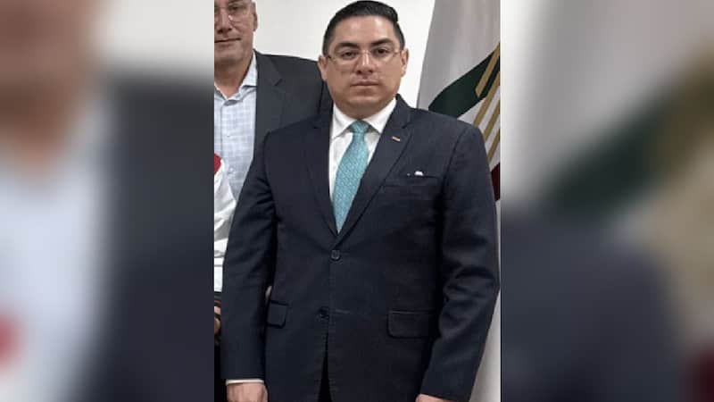 Un funcionario de aduanas bajo la lupa. 🧐
Alex Márquez, responsable del área de investigaciones, ha sido descubierto con una colección de relojes de lujo. Al mismo tiempo, enfrenta acusaciones de lavado de dinero por $250 millones de pesos.
Los detalles en. #TodoPersonal