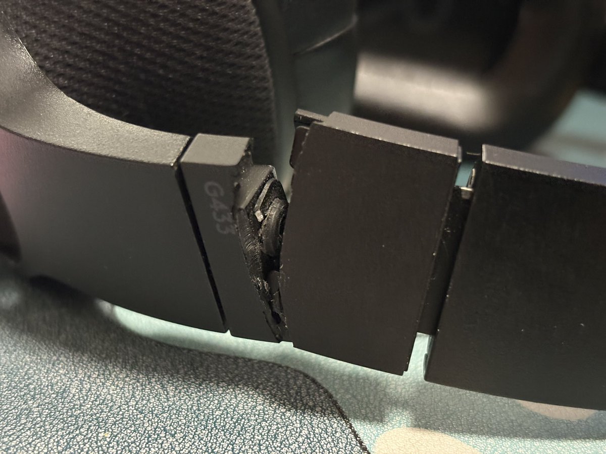 nyaonuko_Vtuber's tweet image. 【悲報】ヘッドセットがお亡くなりに😇ﾊﾞｷｯ
#Logicool G433 🪦2021/03～2025/08
4年間共に過ごしてくれてありがとう(  ´^`° )