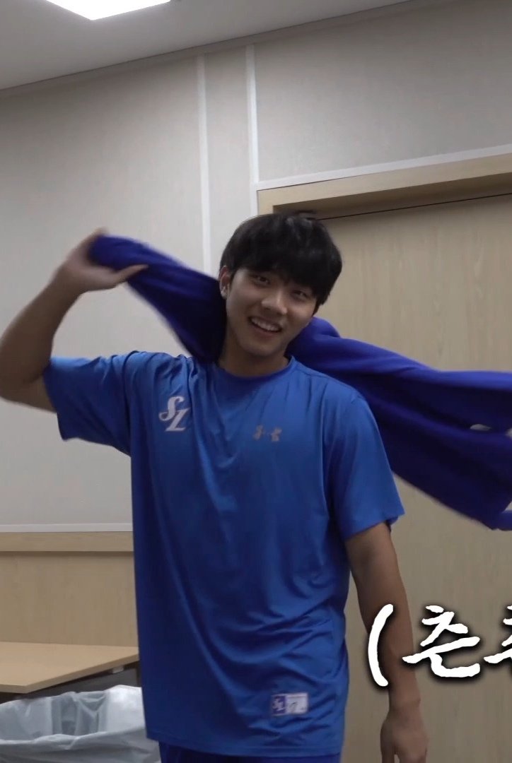 아니 빨간 뺌어밴드 안 쓴 거 왜케 오랜만에 보는 것 같지...?
나 지금 뺌어밴드 안 쓴 이재현이랑 낯 가리는 중