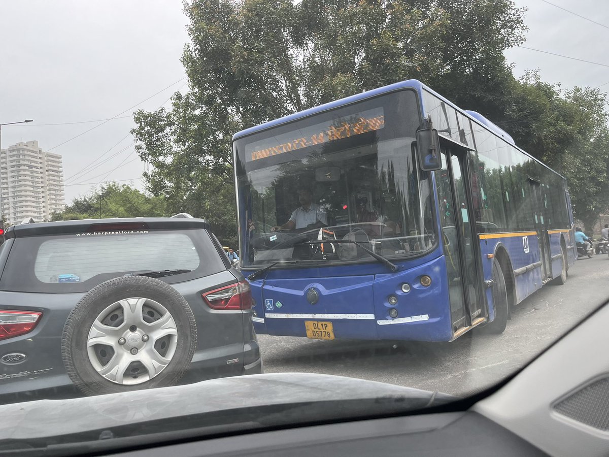nehr_OO's tweet photo. @dtptraffic no rules for these buses? They fearlessly cross red lights causing other vehicles in danger. Location: iskcon temple road Dwarka. https://t.co/lBEcxAWvag