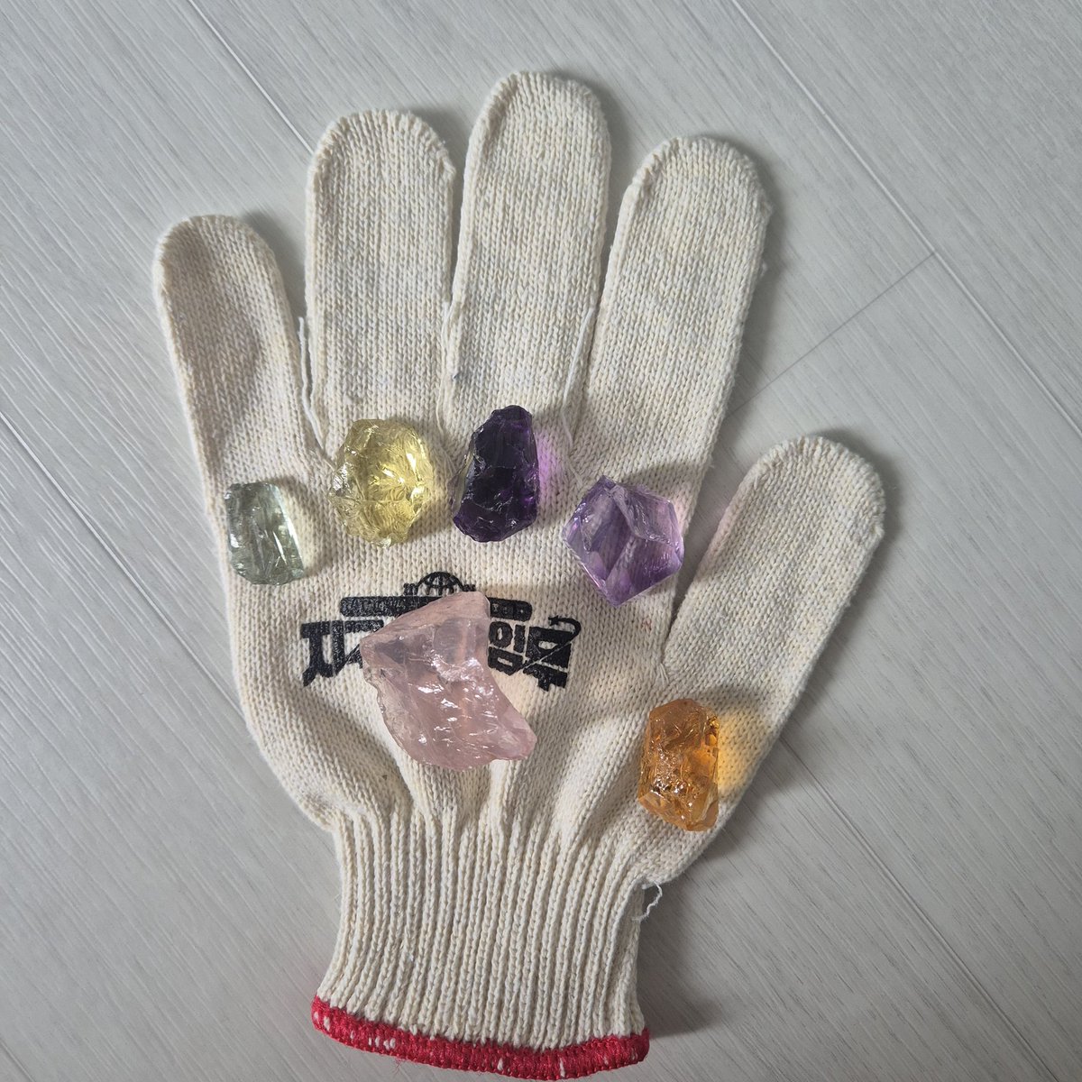 RavenDDM1218's tweet image. 저번에 보석 잡다가 집개손 ㅇㅈㄹ 당한게 빡쳐서 내 분노를 건틀릿으로 만들어봤어요