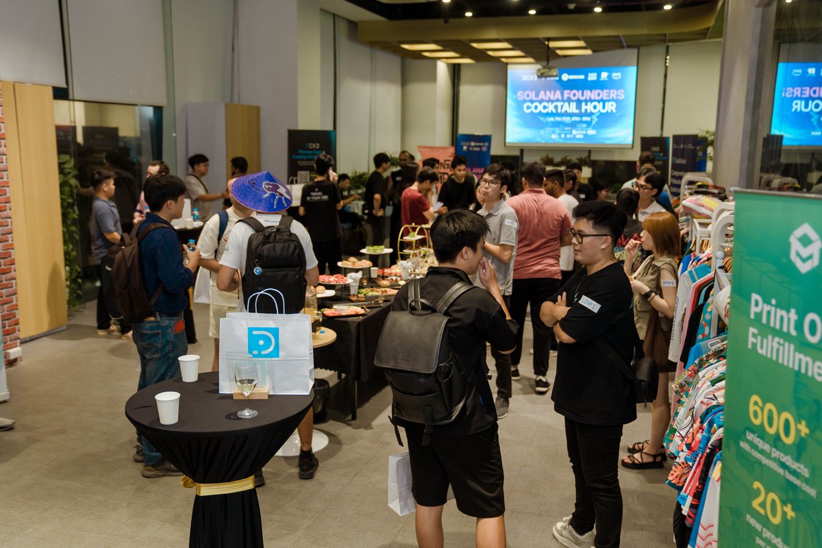 What an unforgettable evening at the Solana Founders Cocktail Hour in Hanoi! 🚀🍸

A huge thanks to everyone who joined us for authentic connections, innovative chats, and those custom cocktails that kept the vibes flowing. Here's a quick recap thread 👇