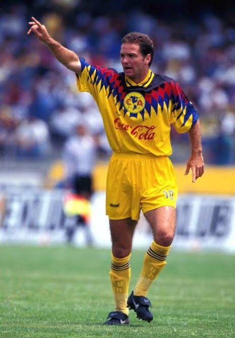 Amigo seguidor,

Seria essa a camisa mais marcante do América do México nos anos 90?

🗓 1994
👕 Adidas
💰 Coca-Cola / Sol

#ClubAmerica #adidas #cocacola #sol #mourasport