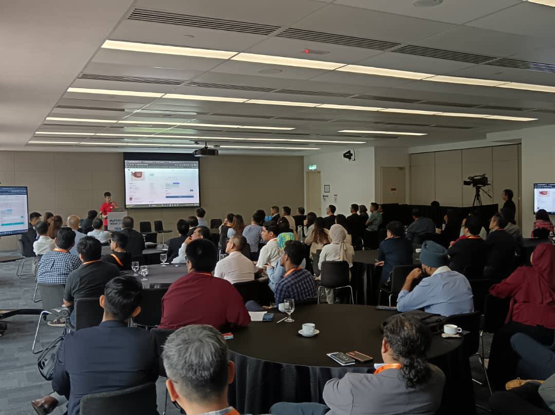 👁️🚀 From #MyFintechWeek2025!

Japhet just demonstrated how the GlassesPaw 养眼仪 uses herbal mist &amp; AI to protect your vision and mine $GLSP tokens — all in front of 60 captivated attendees at the Digital Token Masterclass!

Health ➕ Data ➕ Rewards = #DePIN future 💡