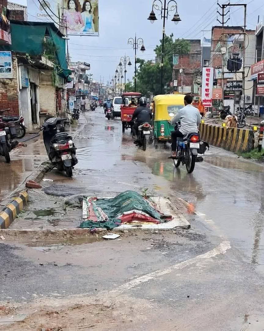 क्या ऐसा नहीं लग रहा है कि स्कूटी साइड में लगाकर..... चादर ओढ़ कर सड़क पर लेट गए हों ?....

😂🤭