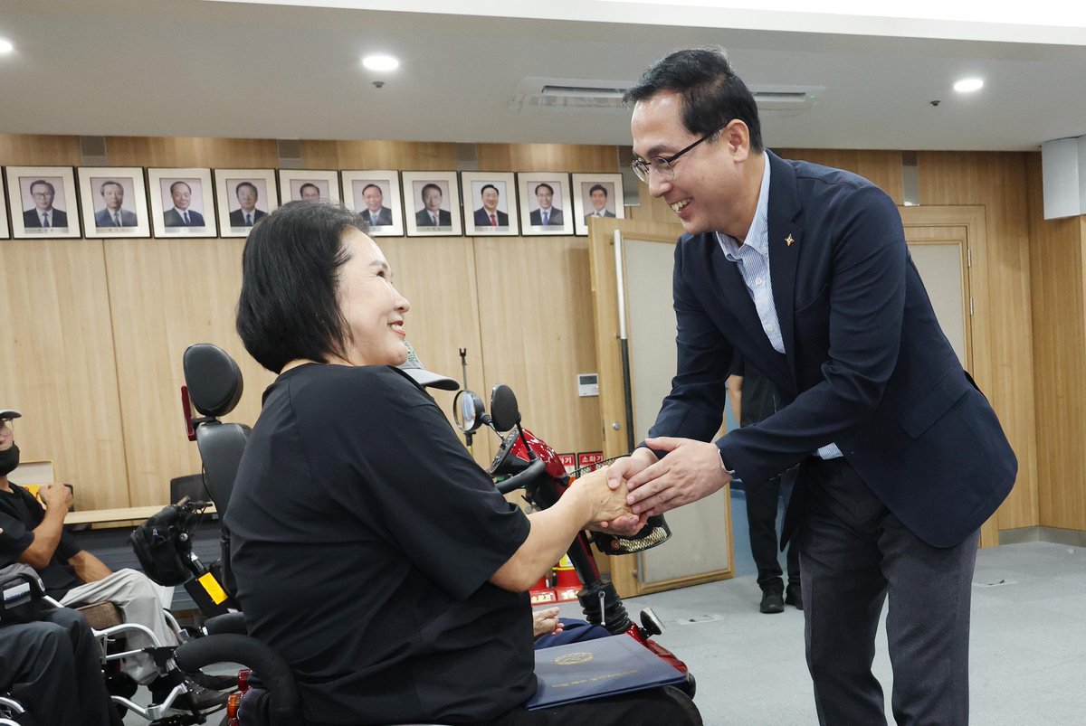 joksil's tweet image. 대전 동구 장애인체육회 출정식을 가졌습니다. 론볼, 게이트볼, 파크골프 대회에 차례로 출전합니다. 장애를 넘어 끝없이 도전하는 선수 여러분의 땀과 열정에 박수를 보냅니다. 누구나 차별 없이 즐기는 생활체육을 위해 아낌없이 돕겠습니다.

#박희조 #대전동구청장 #장애인체육회 #생활체육