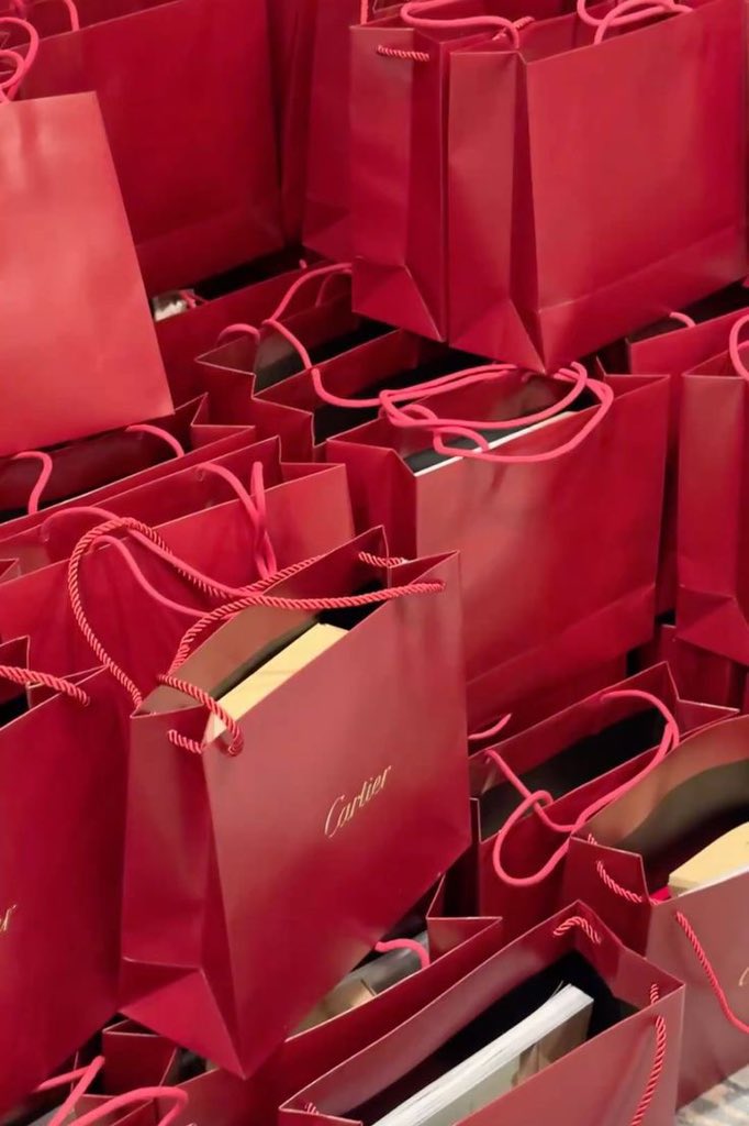 spxritedawayy's tweet image. Hampers pertama untuk orang yang deket sama Ryo pertama kali @aguusstd diterima ya uwa bingkisannya.