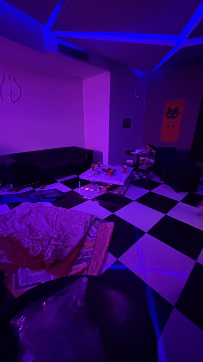 moonnxjj's tweet photo. la etapa de quedarse con un grupo de amigos en un motel por un día entero y empedarse recomiendo no saltarla https://t.co/3cJ3oHM6k6