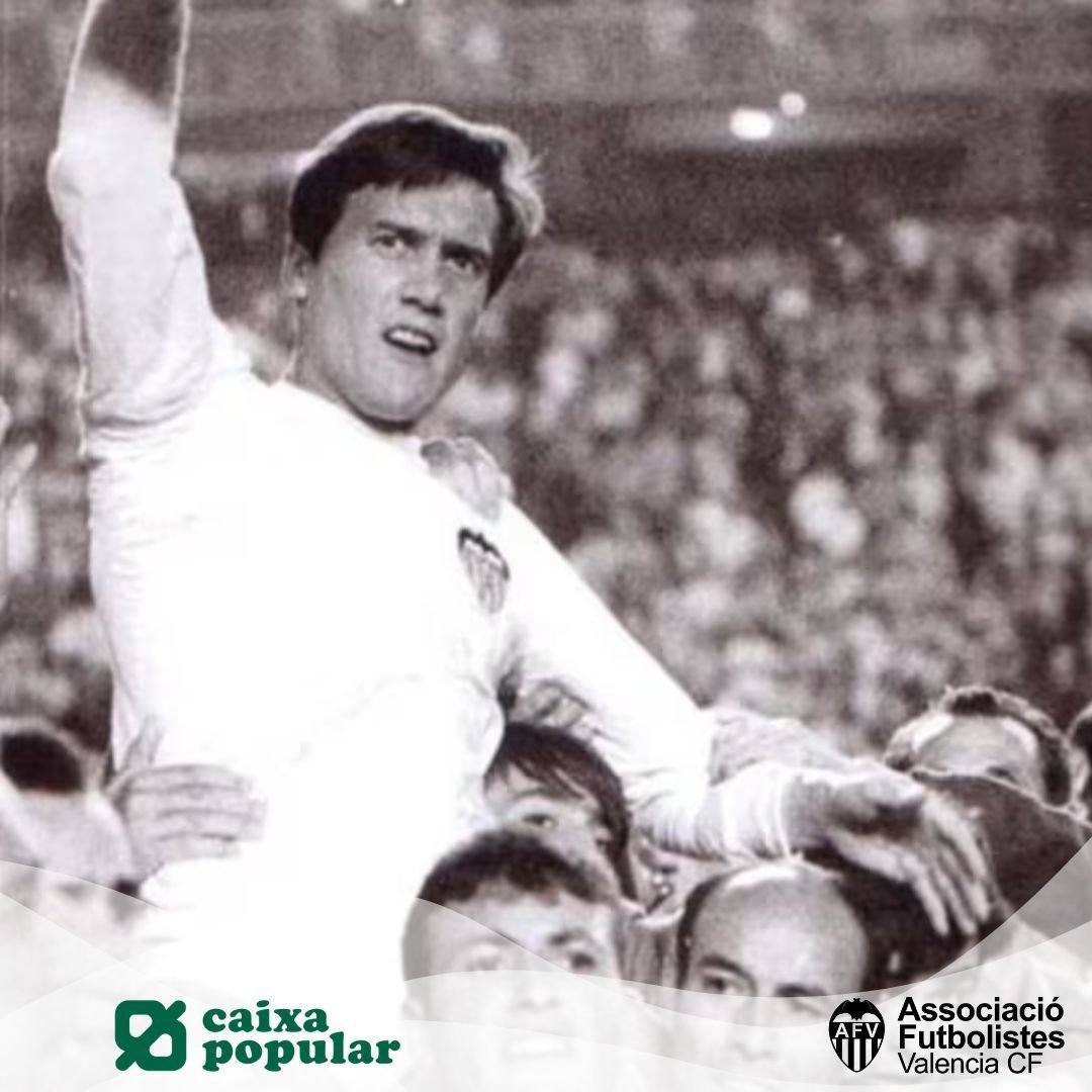 Con pena pero con orgullo recordamos hoy al gran Roberto Gil, capitán, entrenador y leyenda de nuestro Valencia CF y que nos dejó el 5 de agosto de 2022 a la edad de 84 años. 🦇⚪⚫ #siempreenelrecuerdo #amunt #futbolistasvcf #lorgulldunescut #llegendesdelsentiment